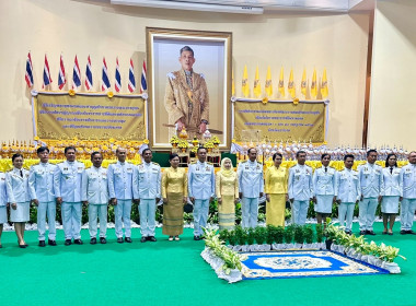เข้าร่วมพิธีถวายเครื่องราชสักการะและวางพานพุ่ม ... พารามิเตอร์รูปภาพ 2