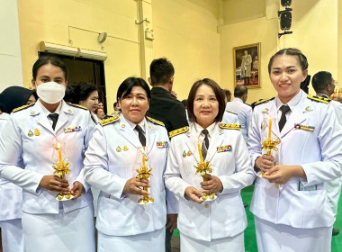 เข้าร่วมพิธีถวายเครื่องราชสักการะและวางพานพุ่ม ... พารามิเตอร์รูปภาพ 1