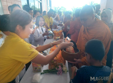 เข้าร่วมพิธีเจริญพระพุทธมนต์และทำบุญตักบาตรถวายพระราชกุศล ... พารามิเตอร์รูปภาพ 5