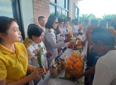 เข้าร่วมพิธีเจริญพระพุทธมนต์และทำบุญตักบาตรถวายพระราชกุศล ... พารามิเตอร์รูปภาพ 4