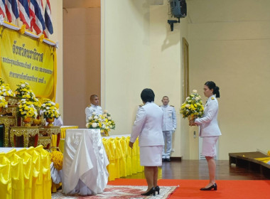 เข้าร่วมวางพานพุ่มดอกไม้สด เนื่องในวันคล้ายวันพระบรมราชสมภพ ... พารามิเตอร์รูปภาพ 1