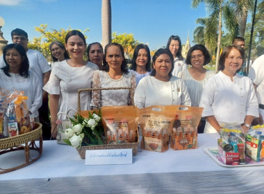 ร่วมพิธีทำบุญตักบาตร และร่วมพิธีแสดงตนเป็นพุทธมามกะ ... พารามิเตอร์รูปภาพ 11