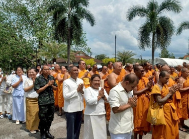 ร่วมพิธีทำบุญตักบาตร และร่วมพิธีแสดงตนเป็นพุทธมามกะ ... พารามิเตอร์รูปภาพ 1