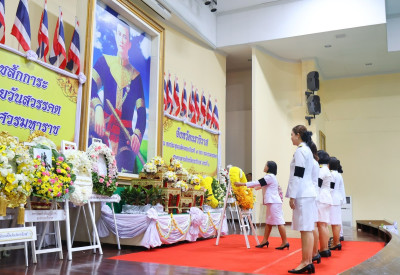 ร่วมพิธีวางพวงมาลาถวายราชสักการะ เนื่องในวันคล้ายวันสวรรคต ... พารามิเตอร์รูปภาพ 1